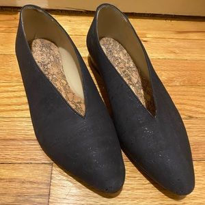 Sydney Brown v-flat charcoal cork flats